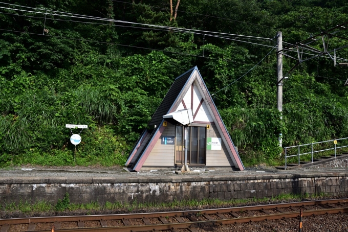 鉄道乗車記録の写真:駅舎・駅施設、様子(2)     「上りホームの待合室
とんがり屋根の待合室です」