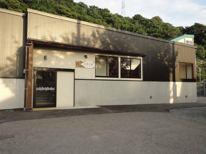 鉄道乗車記録の写真:駅舎・駅施設、様子(2)        「駅前から小岩川駅」