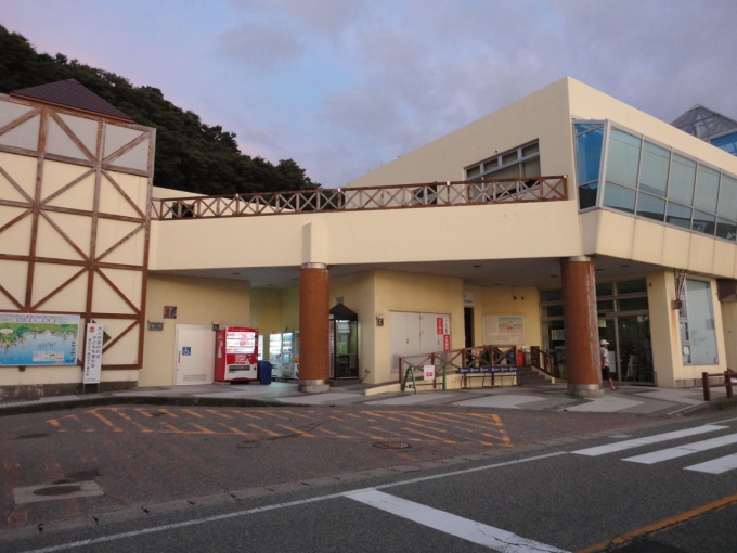 鉄道乗車記録の写真:駅舎・駅施設、様子(2)     「駅前から桑川駅」