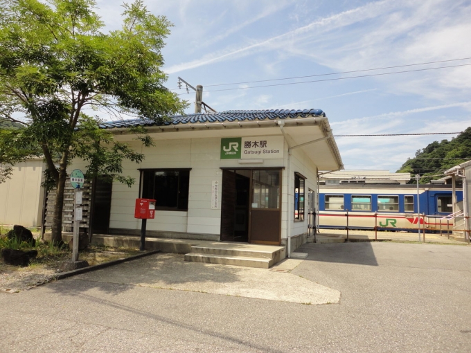 鉄道乗車記録の写真:駅舎・駅施設、様子(2)     「駅前から勝木駅」