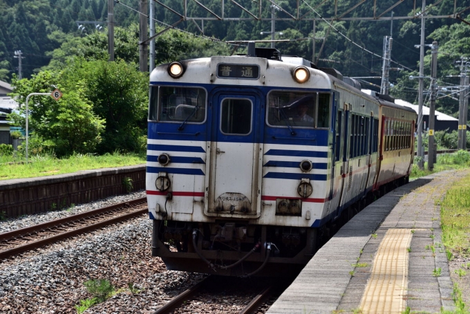 鉄道乗車記録の写真:乗車した列車(外観)(3)     「乗車する825D」