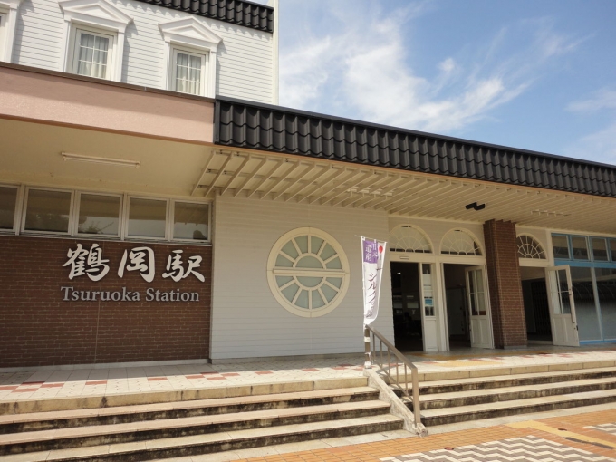 鉄道乗車記録の写真:駅舎・駅施設、様子(1)     「駅前から鶴岡駅」