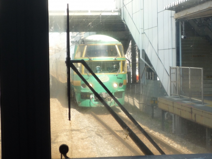 鉄道乗車記録の写真:列車・車両の様子(未乗車)(5)     「大野城ですれ違ったのはキハ71形ゆふいんの森。」