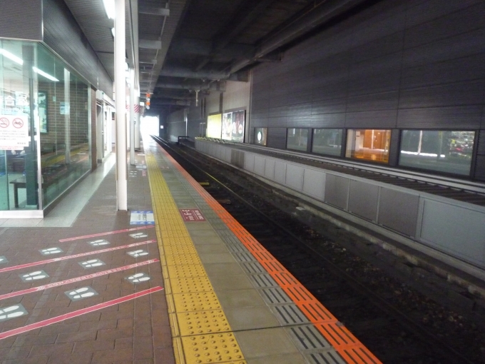 鉄道乗車記録の写真:駅舎・駅施設、様子(10)        「博多駅1番線南福岡方面。」