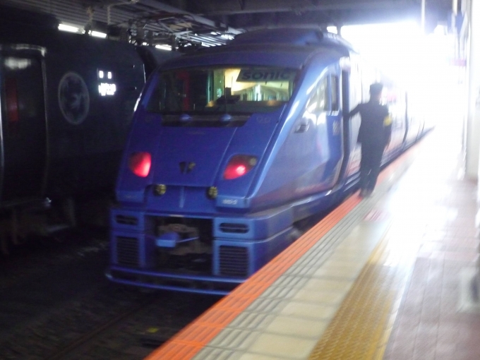 鉄道乗車記録の写真:列車・車両の様子(未乗車)(10)        「勢いで在来線ホームに移動して、ソニックを撮影。」