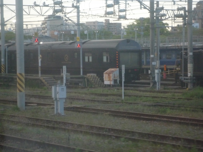 鉄道乗車記録の写真:車窓・風景(3)        「博多車掌区にいる77系。」