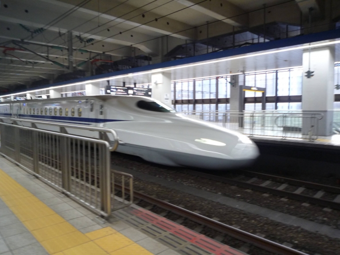 鉄道乗車記録の写真:列車・車両の様子(未乗車)(7)     「高速で入線してきたN700系。」