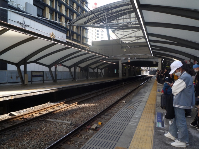 鉄道乗車記録の写真:駅舎・駅施設、様子(2)        「ユニバーサルシティ駅の桜島方面。」