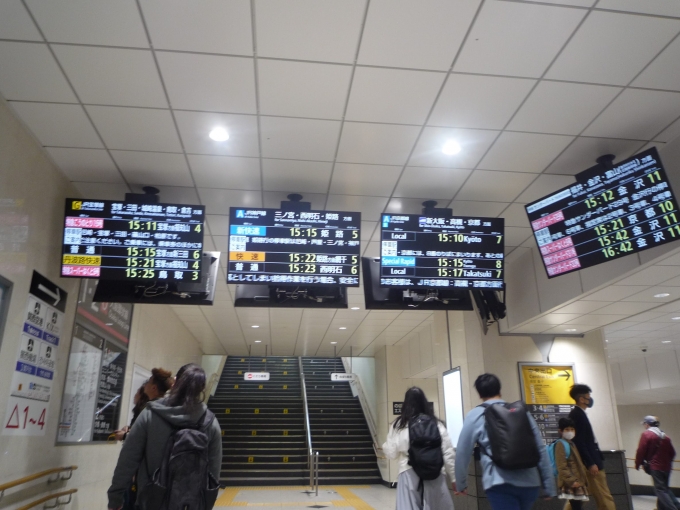 鉄道乗車記録の写真:駅舎・駅施設、様子(2)        「大阪駅の発車案内もありすぎ。」