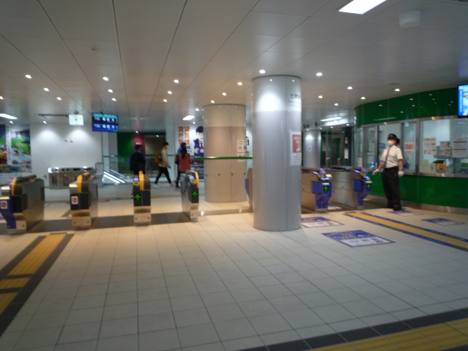 鉄道乗車記録の写真:駅舎・駅施設、様子(8)        「博多駅七隈線改札口。」