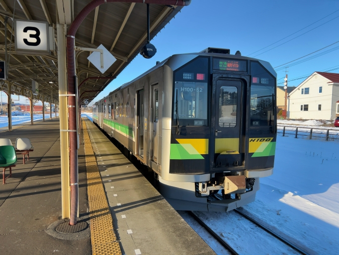 鉄道乗車記録の写真:乗車した列車(外観)(1)        「JR根室本線　池田駅
新得行き普通列車2552D
H100-63(+52)」