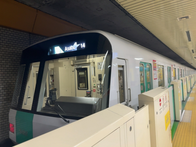 鉄道乗車記録の写真:乗車した列車(外観)(1)        「札幌市営地下鉄南北線
麻生行き14, 5102F, 5102（1号車）」