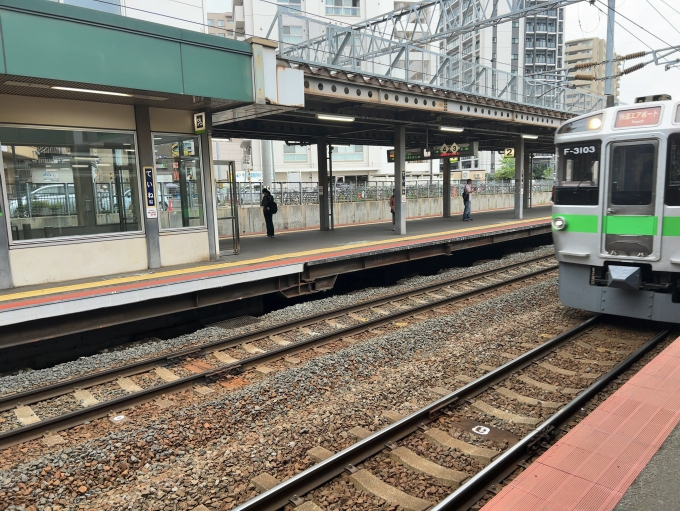 鉄道乗車記録の写真:乗車した列車(外観)(1)          「JR函館本線　手稲駅
新千歳空港行き快速エアポート150号3950M
F-3103+F-3203, サハ721-3203（3号車）」