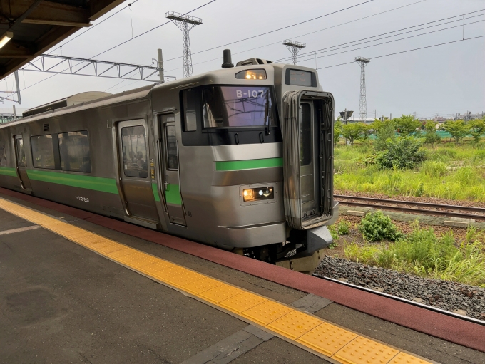 鉄道乗車記録の写真:乗車した列車(外観)(3)        「JR千歳線　平和駅
小樽行き普通列車759M
B-107, クハ733-207（3号車）」