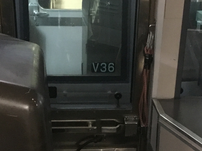 鉄道乗車記録の写真:車内設備、様子(2)     「V36編成と連結」