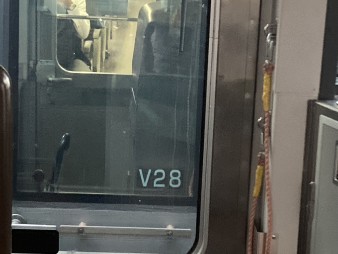 鉄道乗車記録の写真:車内設備、様子(3)     「V28編成と連結」