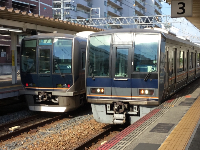 鉄道乗車記録の写真:乗車した列車(外観)(1)          「普通京都行きはD23
普通西明石行きは太陽の逆光で見えなかった」