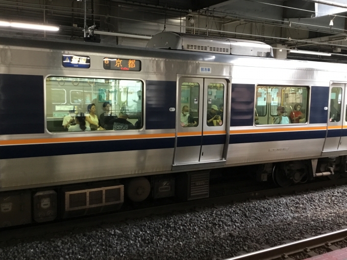 鉄道乗車記録の写真:列車・車両の様子(未乗車)(4)        「普通京都行きはモハ320-51
16:07発
D26編成」