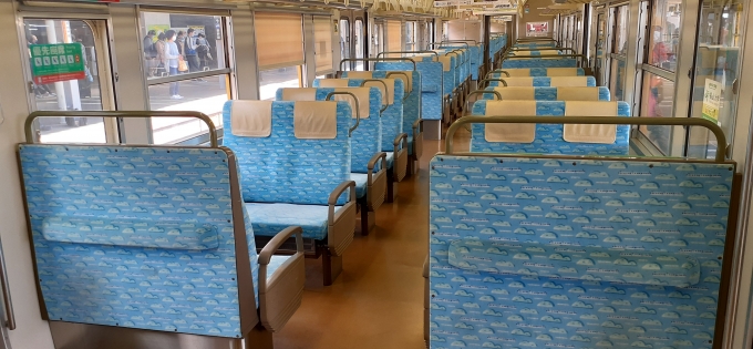 鉄道乗車記録の写真:車内設備、様子(2)        「『SETOUCHI TRAIN』の車内は、シートモケットも水色基調でラッピング柄に合わせたものとなっています。」