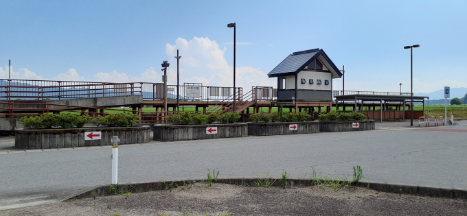 鉄道乗車記録の写真:駅舎・駅施設、様子(1)     「田んぼの中にポツンとある小さな駅です。」
