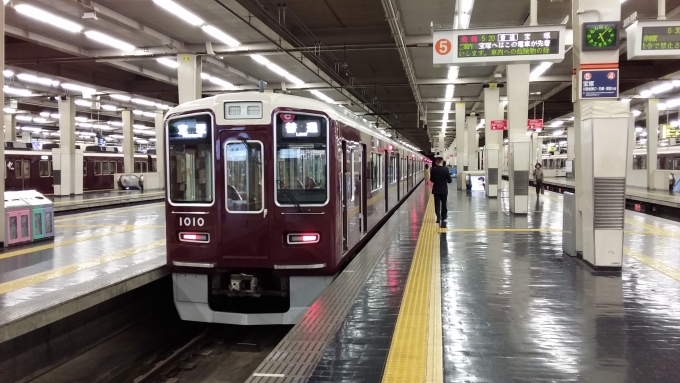 鉄道乗車記録の写真:乗車した列車(外観)(1)        「本日より神戸本線から宝塚本線へと貸し出された1010Fです。」
