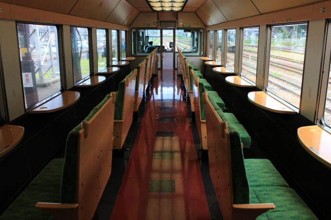 鉄道乗車記録の写真:車内設備、様子(2)        「ジパング平泉の指定席です。」