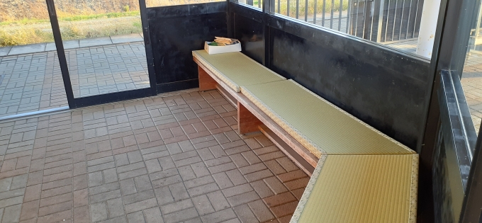 鉄道乗車記録の写真:駅舎・駅施設、様子(2)     「鮎貝駅の待合室には、畳の椅子が設置されています。」