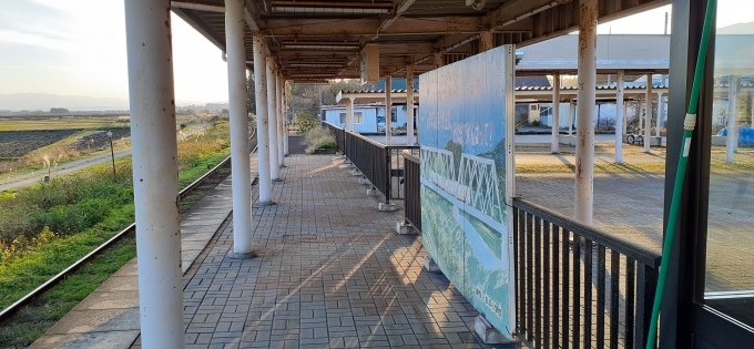 鉄道乗車記録の写真:駅舎・駅施設、様子(3)     「鮎貝駅のホームは、単線らしく1面1線となっています。」