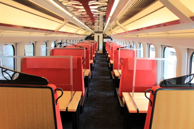 鉄道乗車記録の写真:車内設備、様子(3)        「お座敷指定席の車内は、ボックス席となっており、左側がファミリー用の4名席で、右側が個人向けの2名席となっています。」