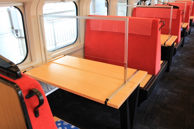 鉄道乗車記録の写真:車内設備、様子(4)        「お座敷指定席のファミリー用4名席です。

新型コロナウイルス感染対策で、テーブルにアクリル板が設置されています。」