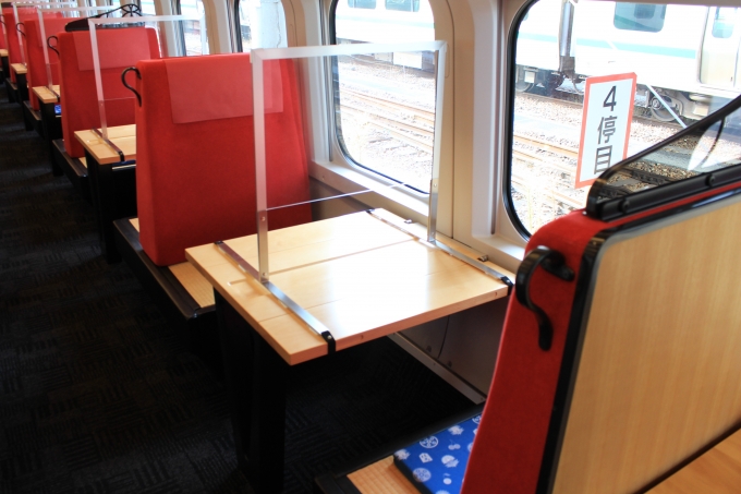 鉄道乗車記録の写真:車内設備、様子(5)        「お座敷指定席の個人向け2名席です。

新型コロナウイルス感染対策で、テーブルにアクリル板が設置されています。」