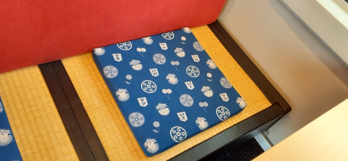 鉄道乗車記録の写真:車内設備、様子(6)        「お座敷指定席の席には、将棋の駒がデザインされた座布団が置かれています。」