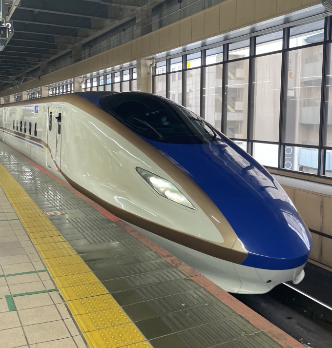 鉄道乗車記録の写真:乗車した列車(外観)(1)        「朝一番の金沢行き かがやき号」