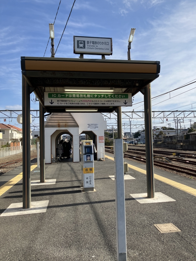 鉄道乗車記録の写真:駅舎・駅施設、様子(1)          「Suicaの精算機が手前にあります。」