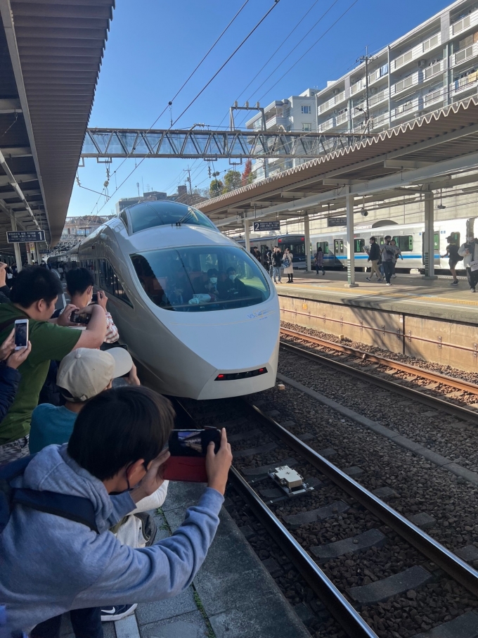 鉄道乗車記録の写真:列車・車両の様子(未乗車)(1)     「引退直前のVSE(撮影日引退)を唐木田にて撮影しました。臨時列車としての運行で、引退日ということもあり、たくさんの方々が撮影に来ていました。」