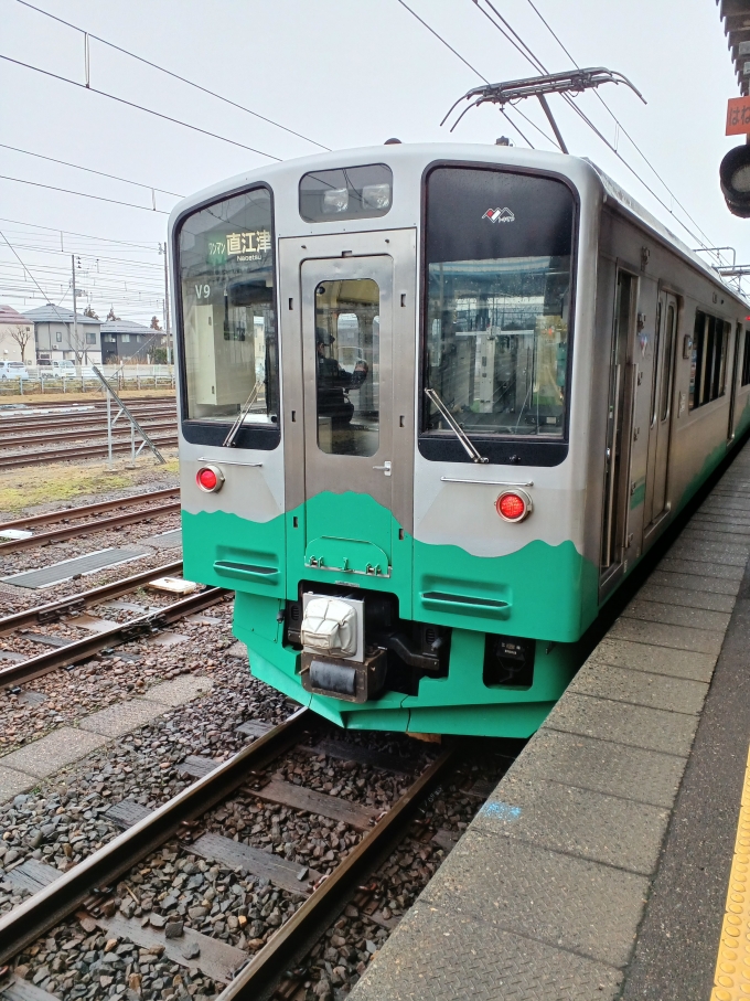 鉄道乗車記録の写真:乗車した列車(外観)(1)     「１人初めて、チャレンジ！
直江津、寒かった。」