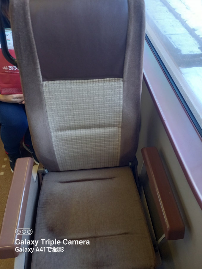 鉄道乗車記録の写真:車内設備、様子(3)        「ほらこの椅子！これ本当に通勤車両だよね？
これだけ見たら少し古い特急にしか見えませんよね？」