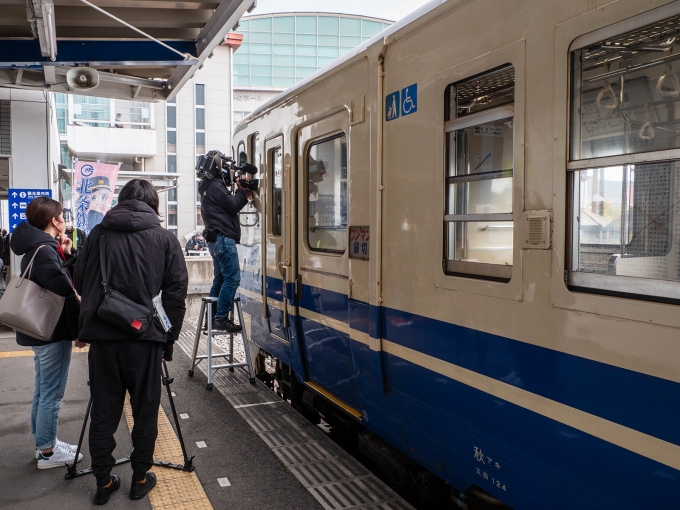 鉄道乗車記録の写真:旅の思い出(4)        「テレビ大阪の撮影クルーが運転席を撮影中」