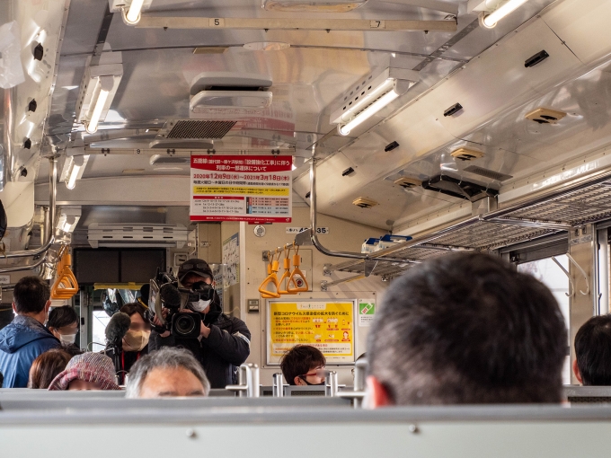鉄道乗車記録の写真:旅の思い出(13)        「走行中の車内でも、テレビ大阪のクルーが撮影。
」
