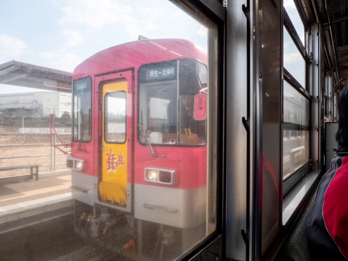 鉄道乗車記録の写真:列車・車両の様子(未乗車)(14)        「法華口駅でフラワ2000-1とすれ違う。」