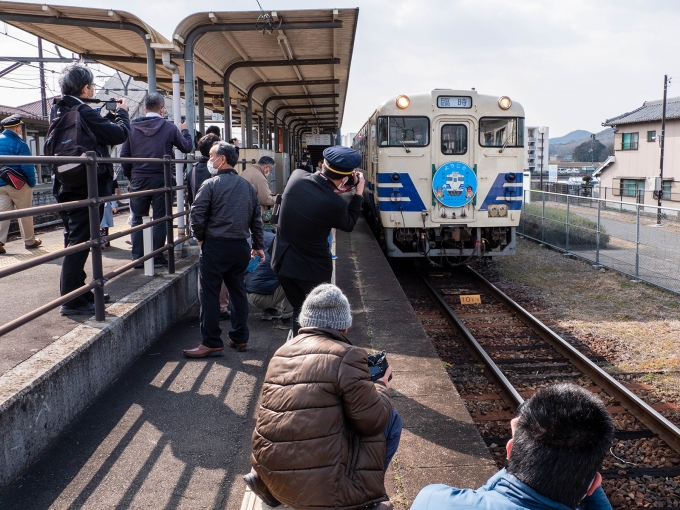 鉄道乗車記録の写真:駅舎・駅施設、様子(15)        「折り返しの粟生駅、出発時刻までの待ち時間で撮影会。
参加者と一緒に乗務員も撮影中。」