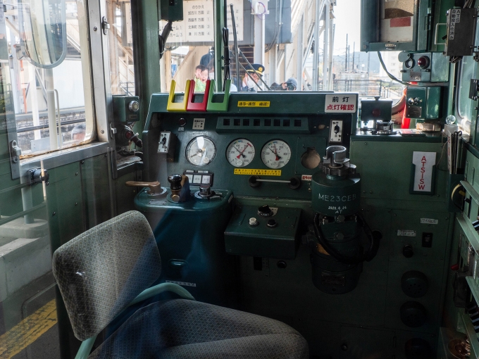 鉄道乗車記録の写真:車内設備、様子(16)        「レトロ感のある運転席」
