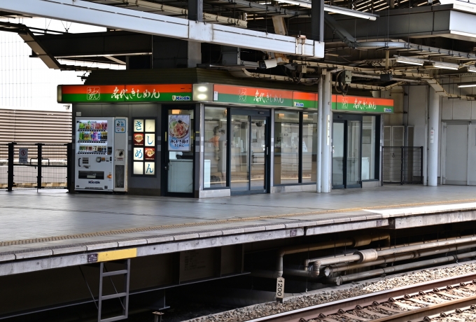 鉄道乗車記録の写真:駅舎・駅施設、様子(3)        「東海道本線2番ホーム名代きしめん
」