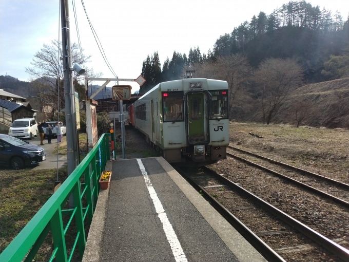 鉄道乗車記録の写真:乗車した列車(外観)(1)          「小出IC 3:50→5:04小出5:36→7:38会津横田着。桜はまだまだだった。」