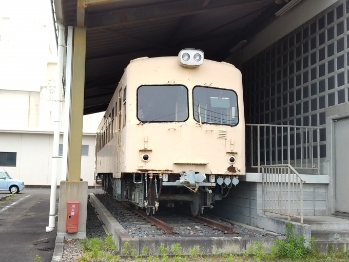 鉄道乗車記録の写真:列車・車両の様子(未乗車)(4)        「東武鉄道熊谷線キハ2002。
1985年頃の鉄道ファン誌で特集されていた記憶がある。
解体されずよく残っていてくれた。
西小泉駅からハイキングがてら2時間ほどかかった。」