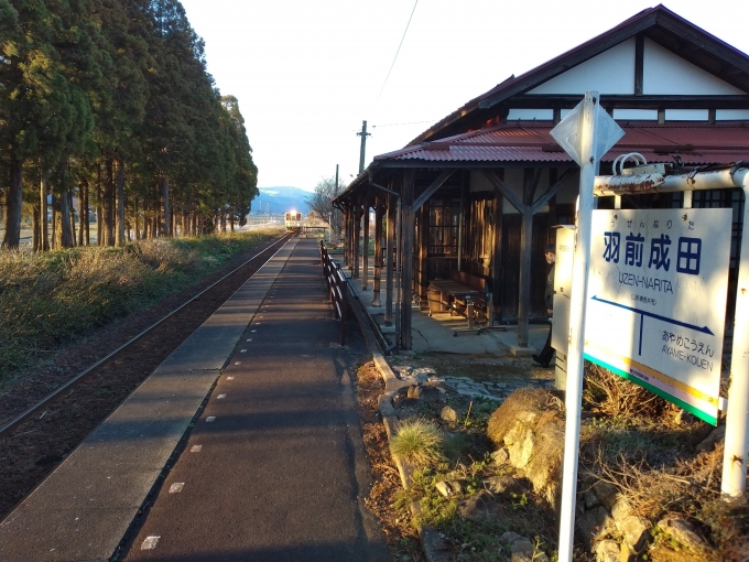鉄道乗車記録の写真:駅舎・駅施設、様子(5)        「羽前成田駅ホームにて。
まもなく、赤湯行きが到着する。」