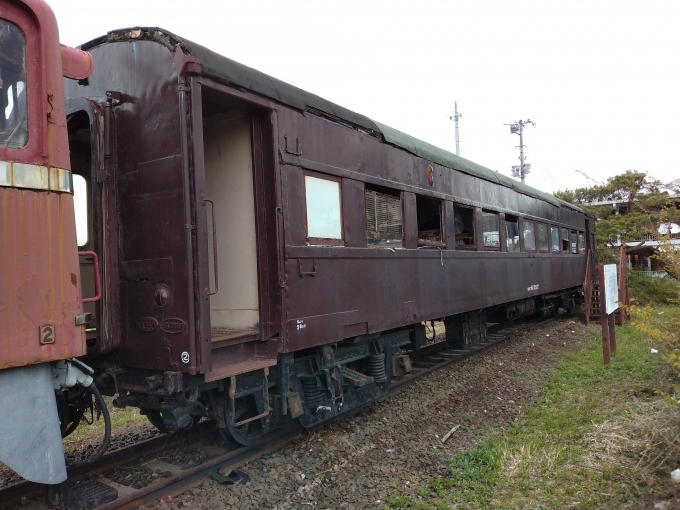 鉄道乗車記録の写真:列車・車両の様子(未乗車)(3)        「オハ61-2527。
船岡駅前公園に保存されている。」