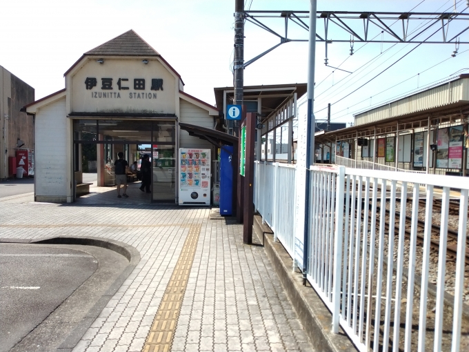 鉄道乗車記録の写真:駅舎・駅施設、様子(2)        「伊豆仁田駅。」