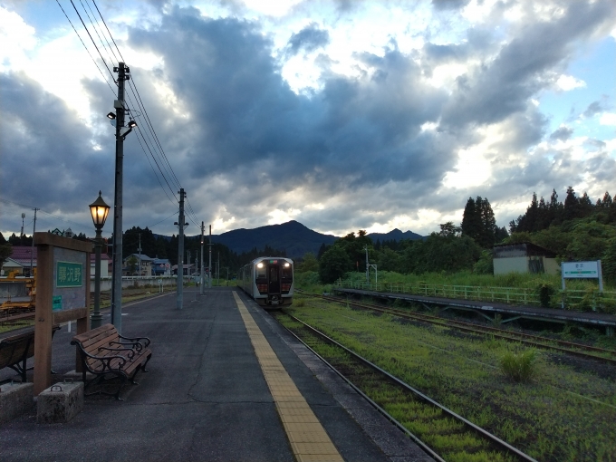鉄道乗車記録の写真:乗車した列車(外観)(1)          「尾登駅付近には自販機がないので野沢へ一駅戻って会津若松行きに乗る。
待合室が冷房されていることもあるし。」