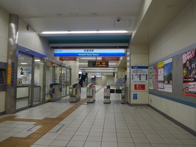 鉄道乗車記録の写真:駅舎・駅施設、様子(1)        「JRに比べると静かな西武線の改札口」
